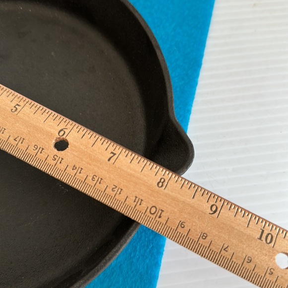 Pioneer Woman Cast Iron Skillet 8” Pan With Dual Spout And Pouring Handle - Picture 4 of 4